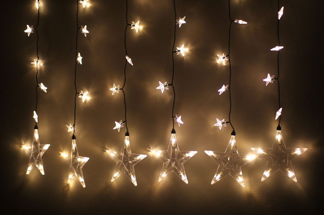 Kerst met minder stroom: ledslingers, tijdschakelaars en een echte kaars