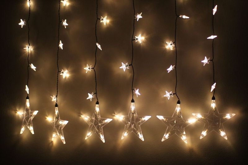Kerst met minder stroom: ledslingers, tijdschakelaars en een echte kaars
