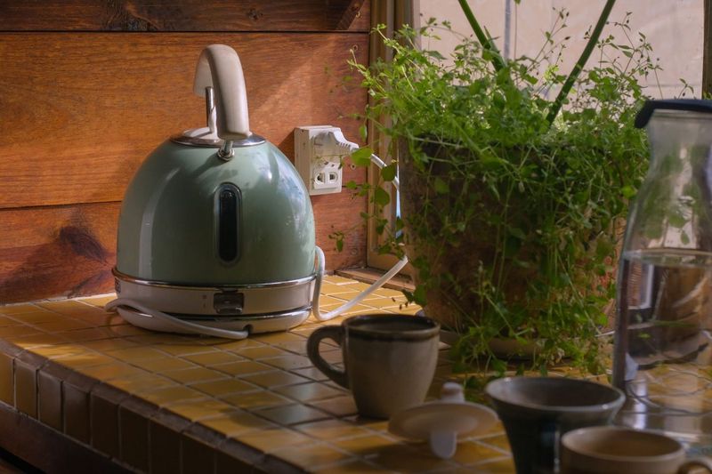 Waterkoker vol of half vol: kleine keukengewoontes doorgemeten