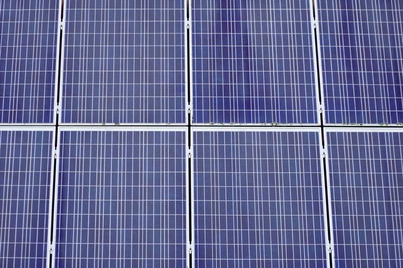 Zonnepanelen schoonmaken: wel of niet doen?