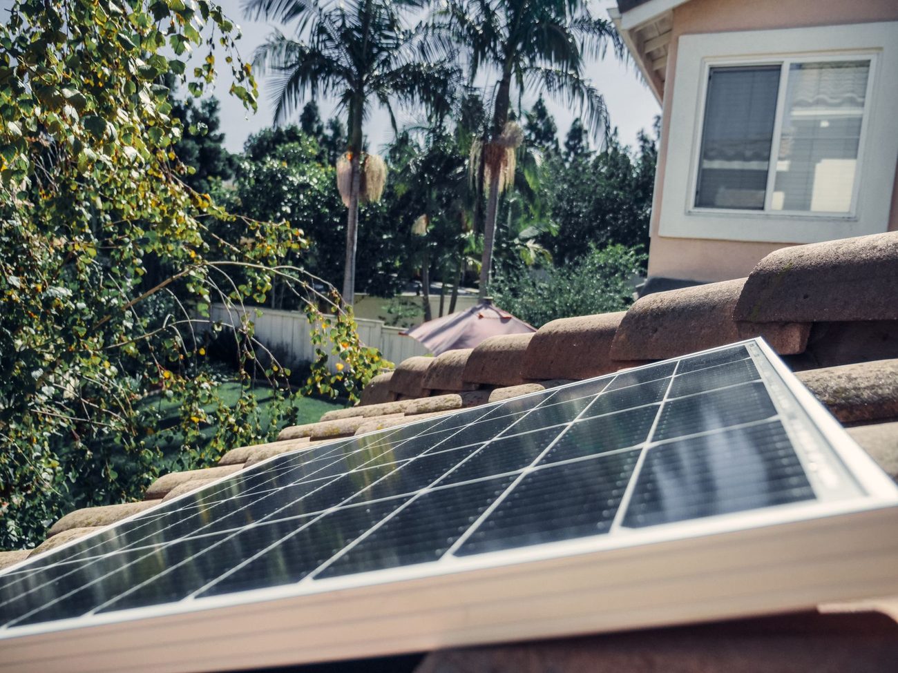 Acht zonnepanelen op een rijtjeshuis: de opbrengst van ons eerste volle jaar