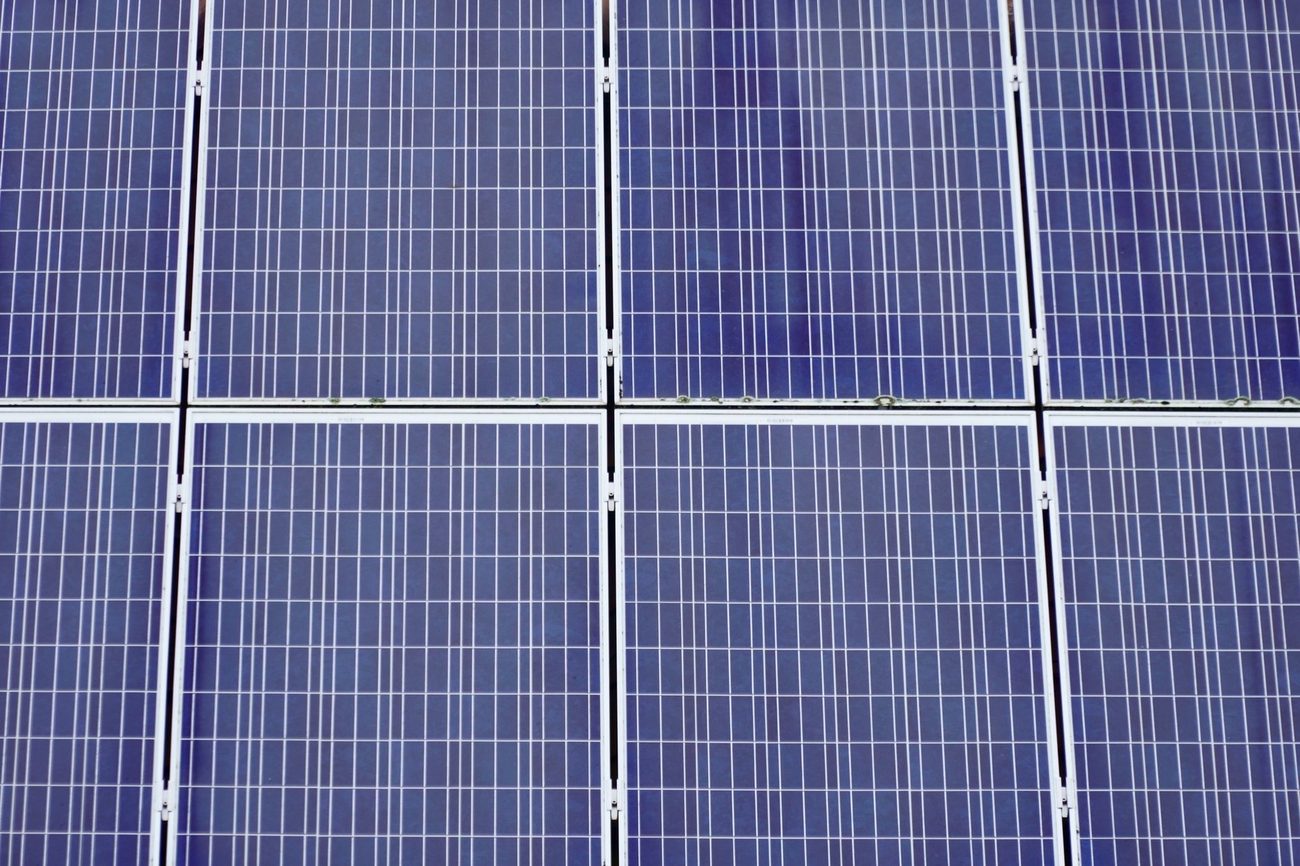 Zonnepanelen schoonmaken: wel of niet doen?